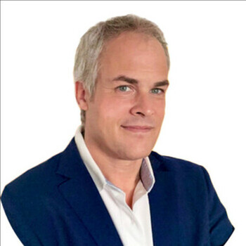 Fotografía de Alexander Schiller, asesor inmobiliario SAFTI
