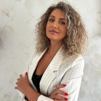 Fotografía de Larisa Danci, asesora inmobiliario SAFTI