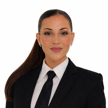 Fotografía de Laura Martínez, asesora inmobiliario SAFTI