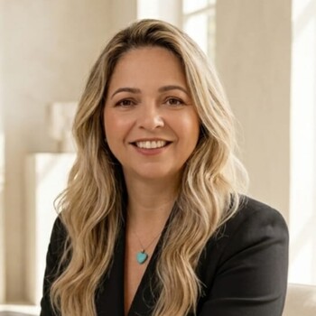 Fotografía de Thacya Rabello, asesora inmobiliario SAFTI