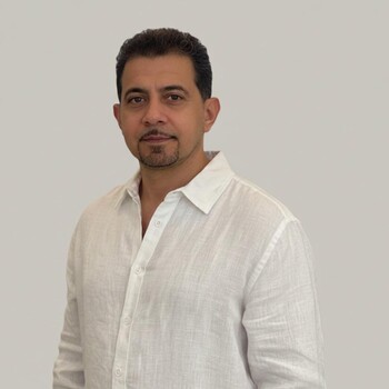 Fotografía de David Ayala, asesor inmobiliario SAFTI