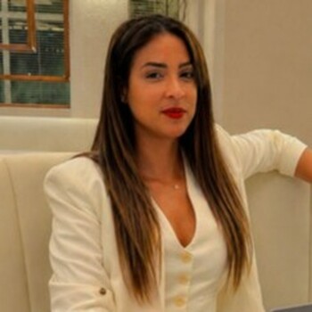 Fotografía de Anisley Pérez, asesora inmobiliario SAFTI