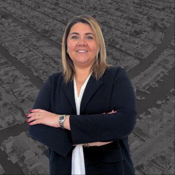 Fotografía de Laury Tignel, asesora inmobiliario SAFTI