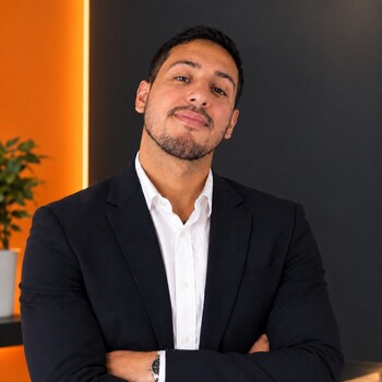 Fotografía de Cristian González, asesor inmobiliario SAFTI
