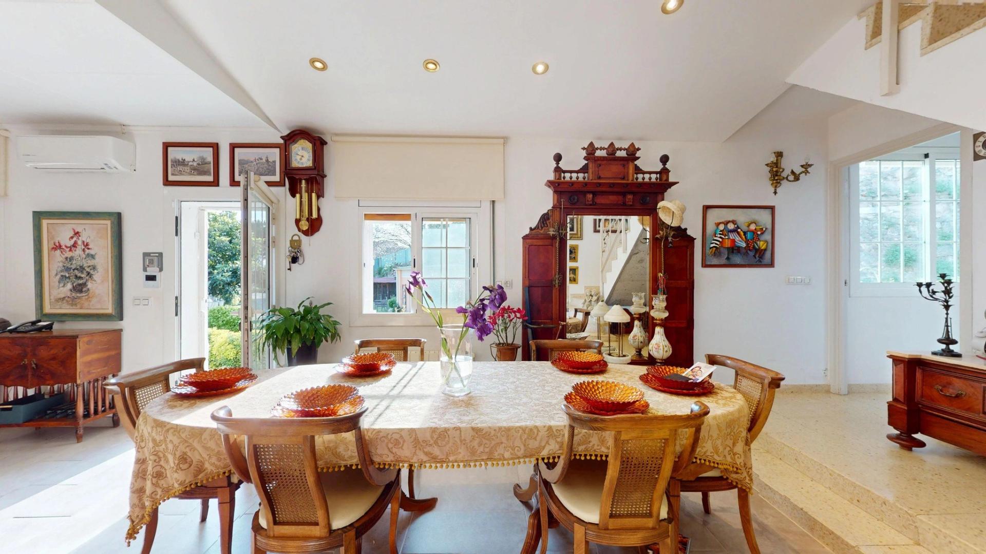 Photo 5 of the listing.