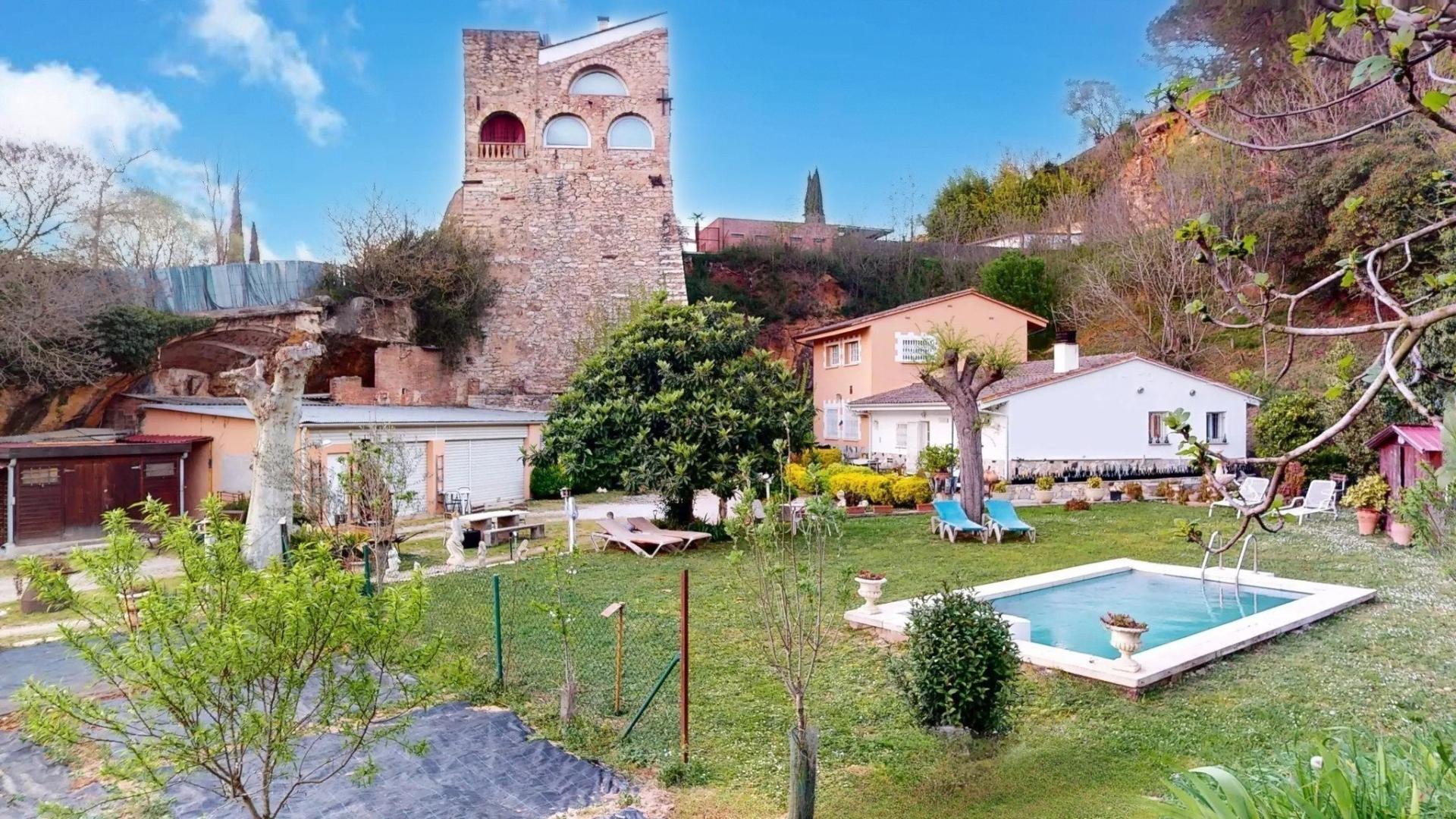 Photo 12 of the listing.