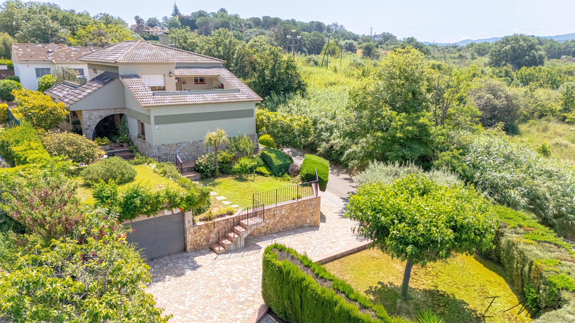 Photo 14 of the listing.