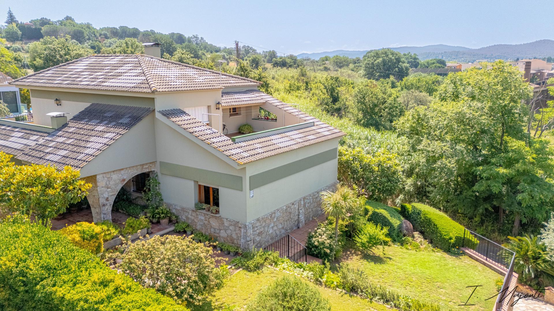 Photo 2 of the listing.