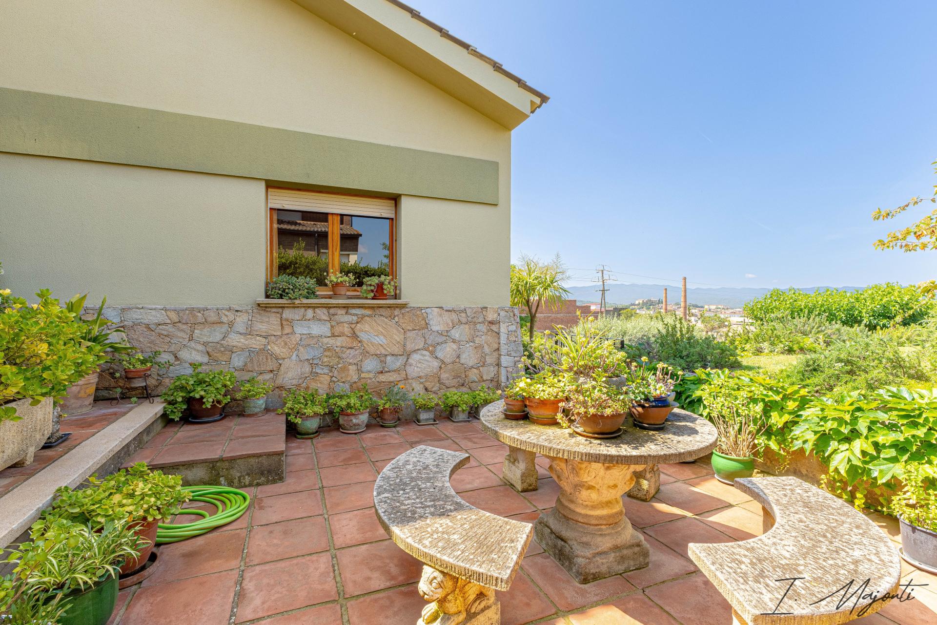 Photo 8 of the listing.