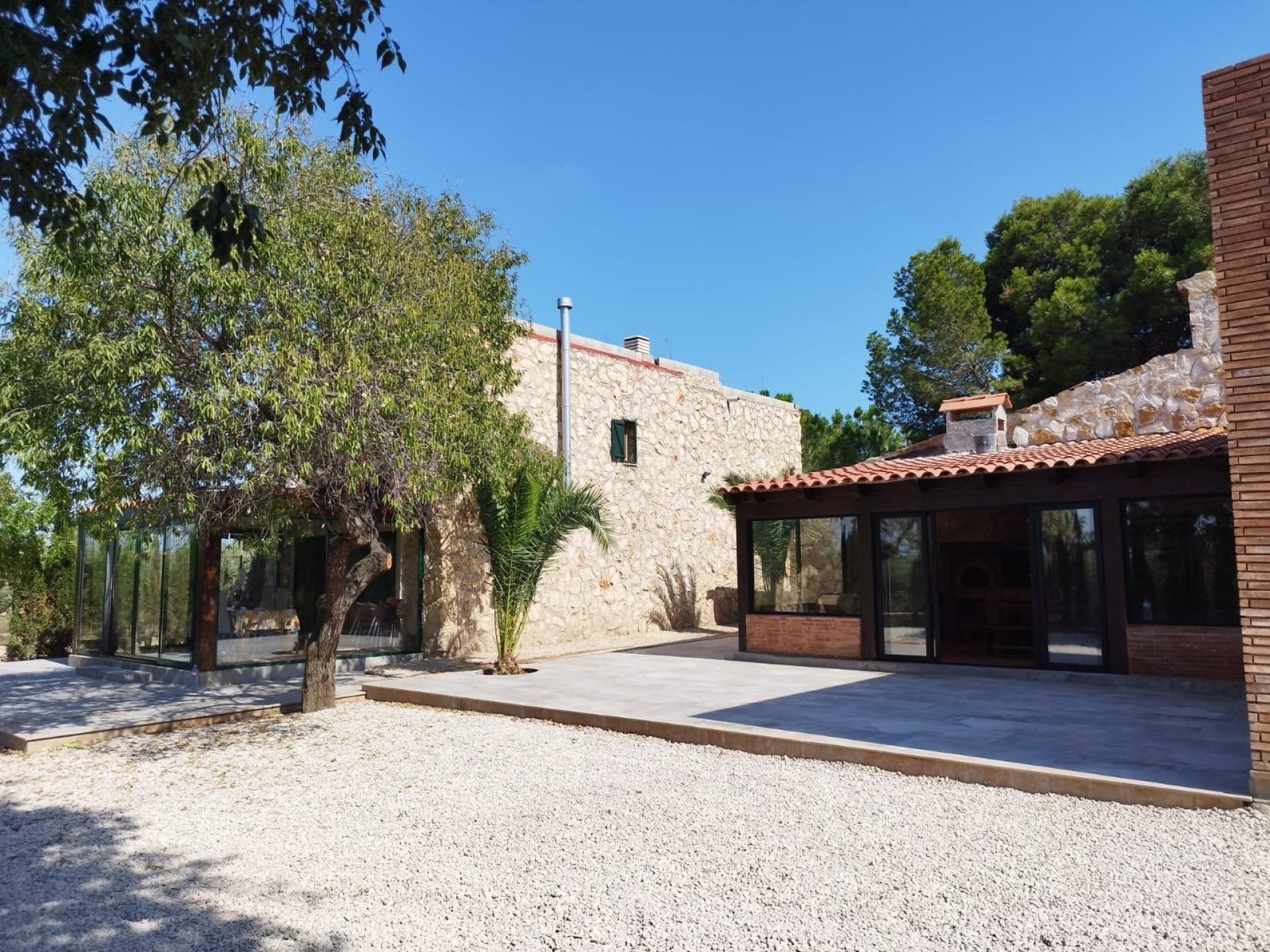 Photo 2 of the listing.