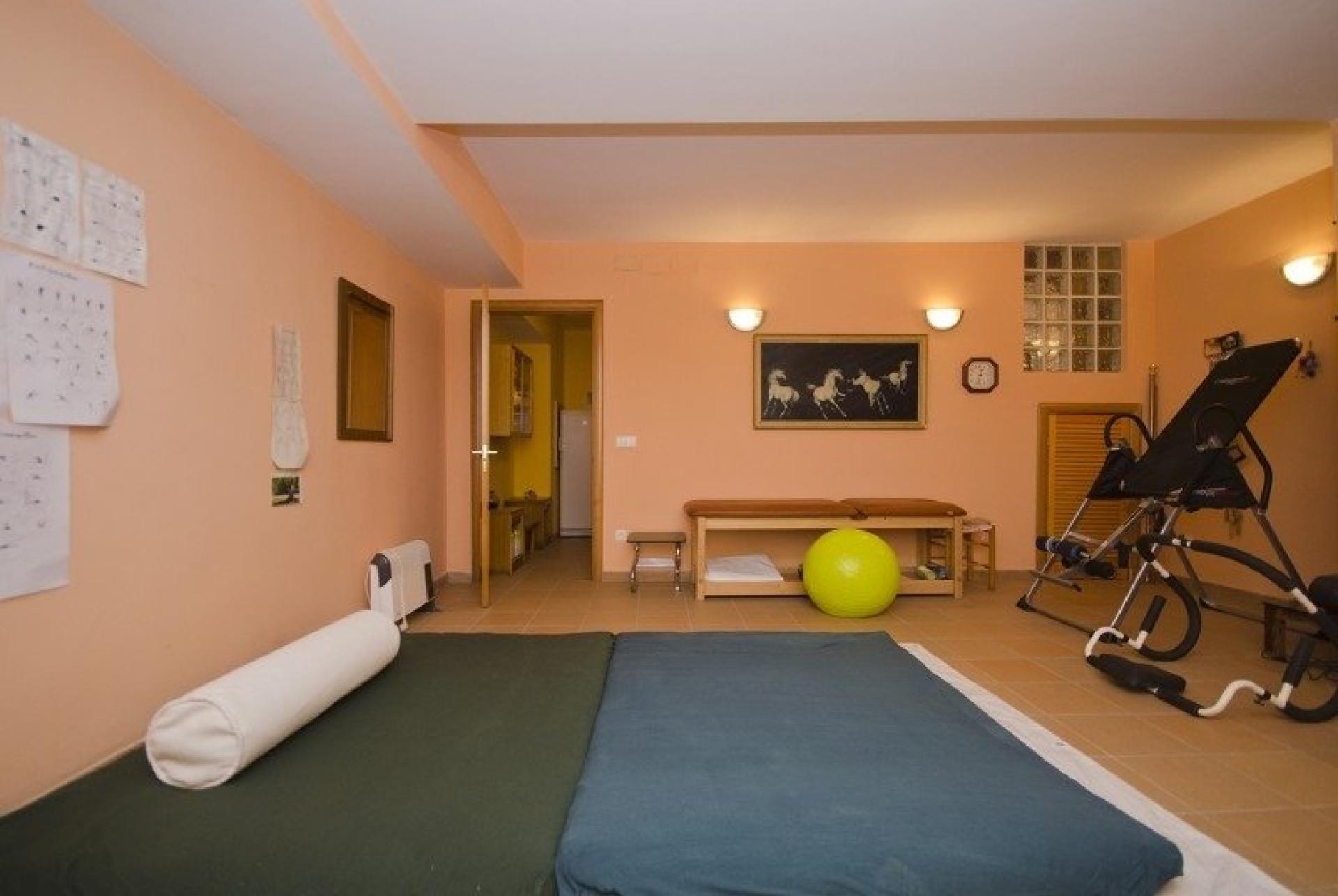 Photo 11 of the listing.