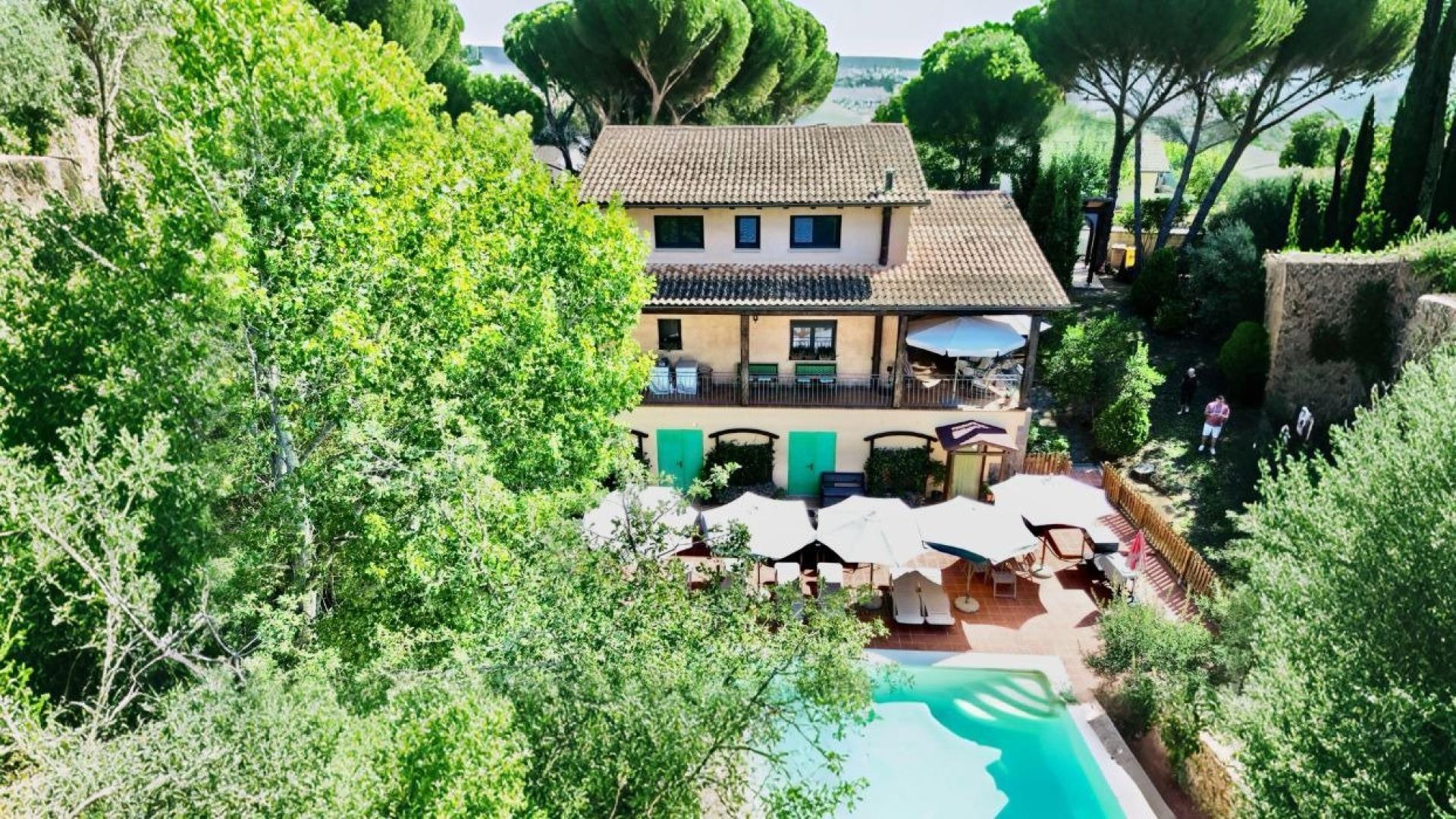 Photo 2 of the listing.