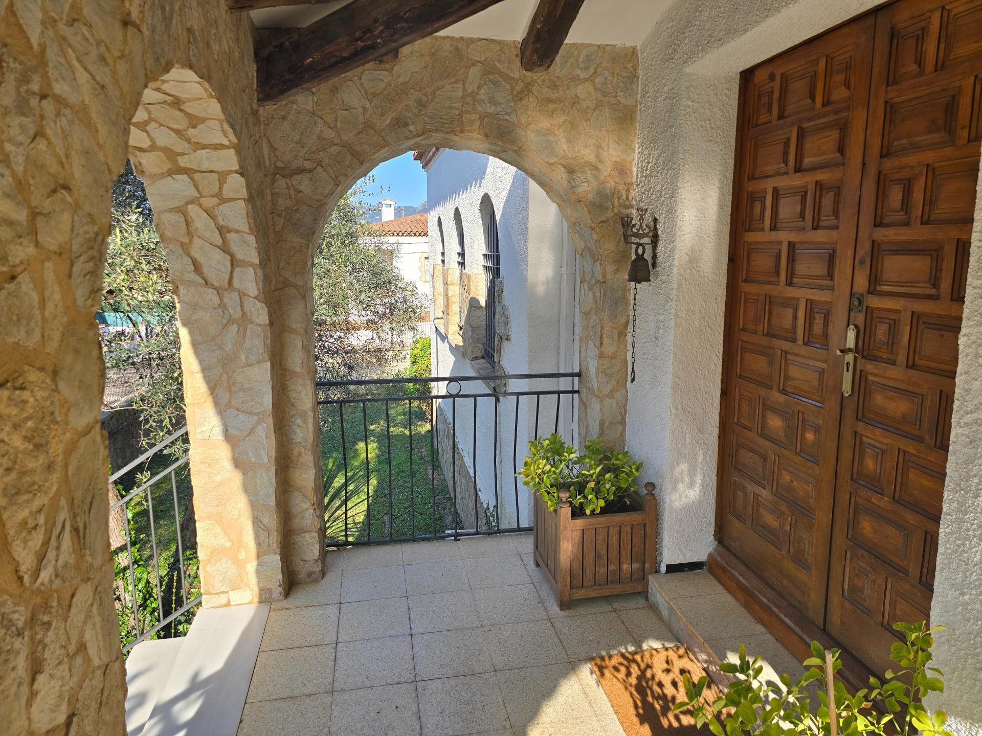 Photo 4 of the listing.