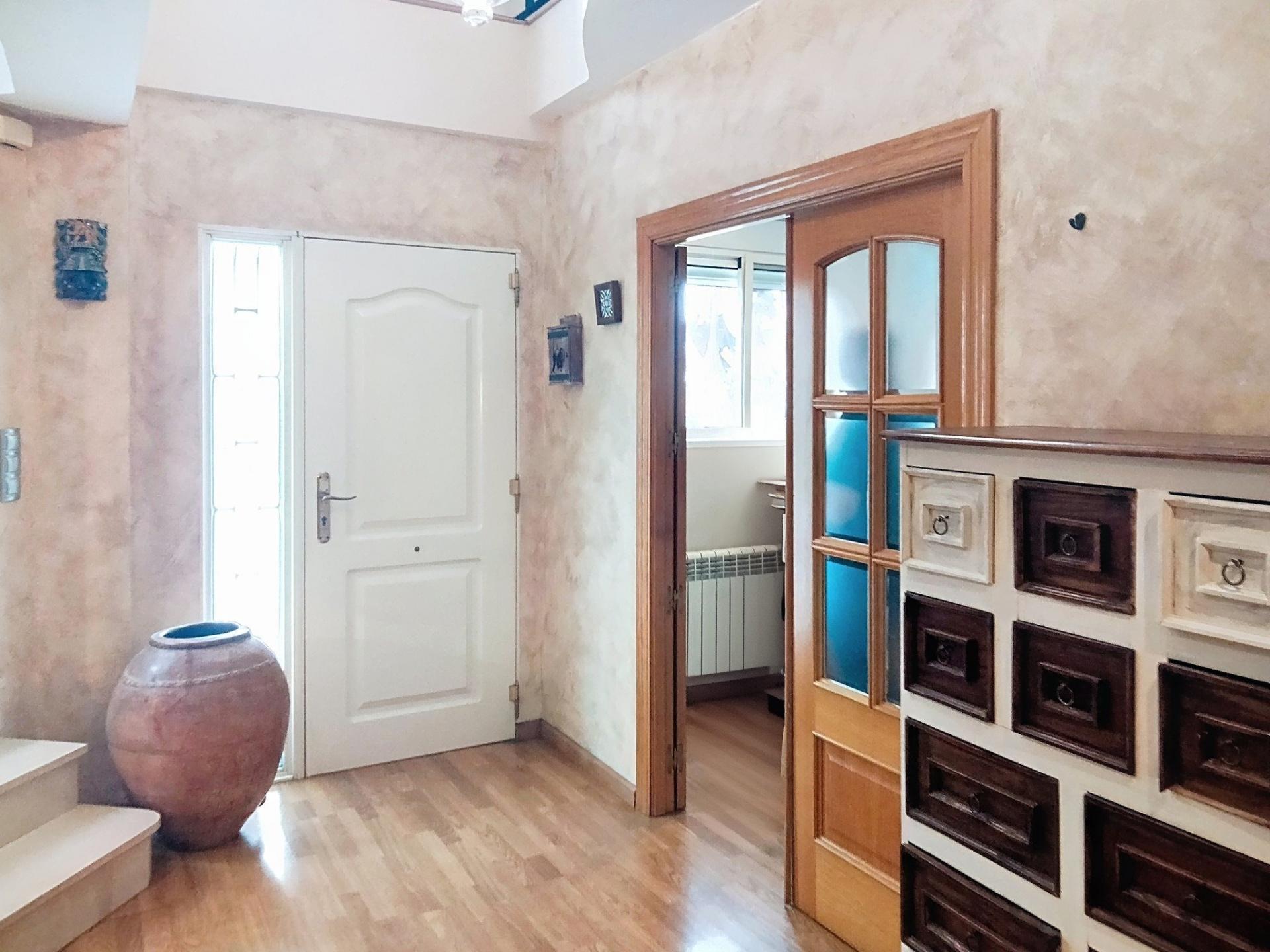 Photo 6 of the listing.