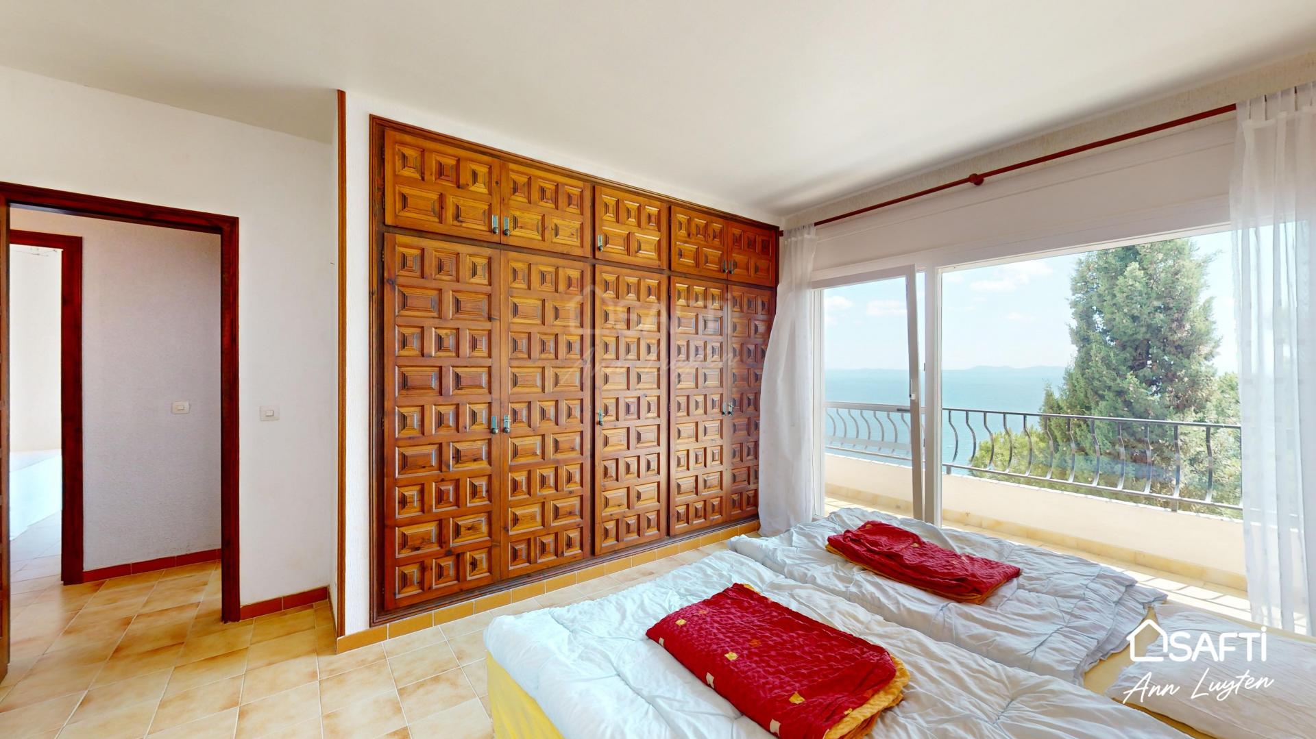 Photo 7 of the listing.