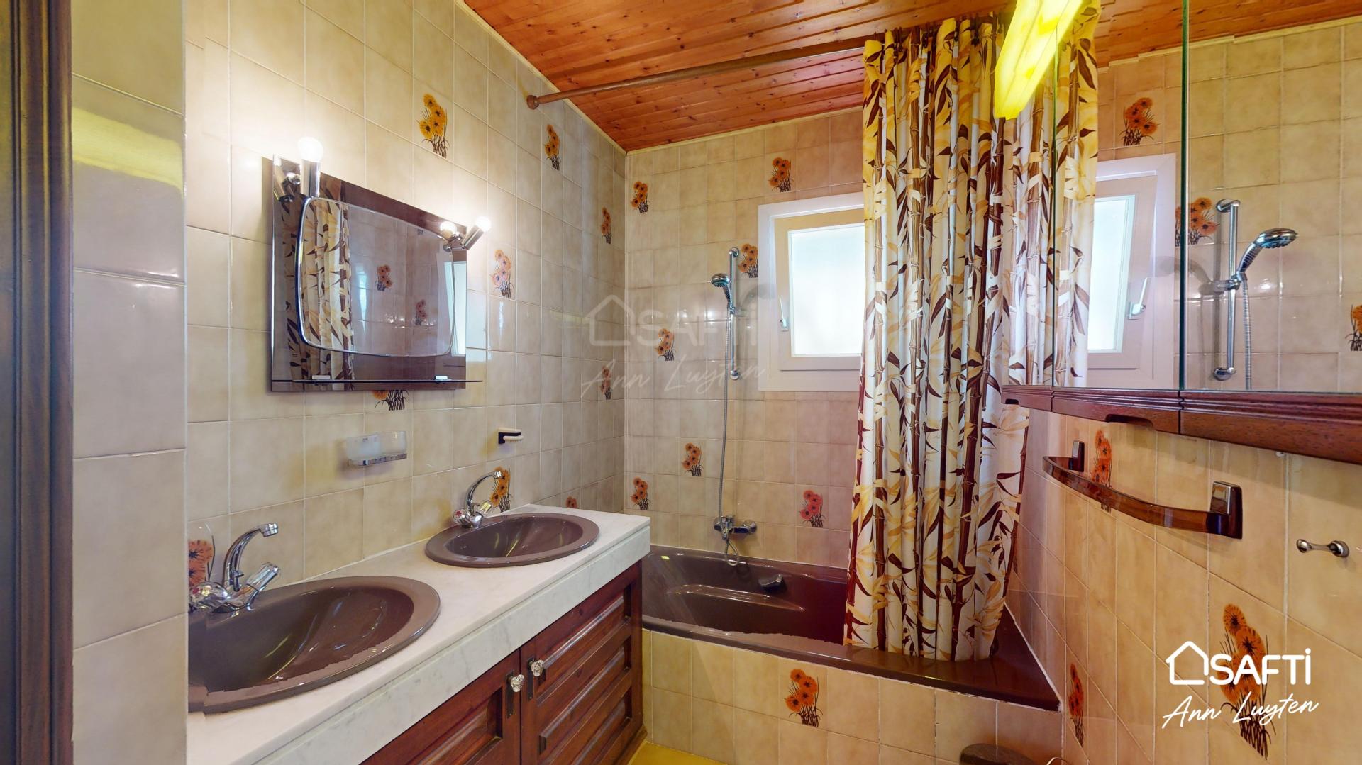 Photo 9 of the listing.